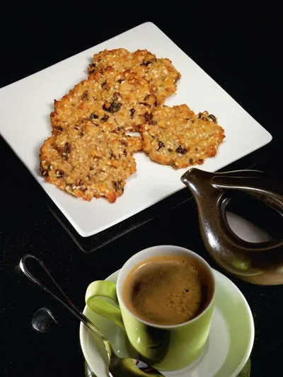 Овсяное печенье с изюмом и кунжутом