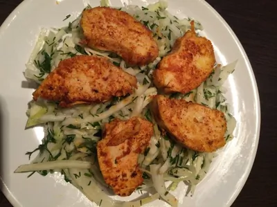 Капустный салат с пряной курицей