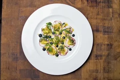 Салат из осьминогов в соусе винегрет из цитрусовых и устриц