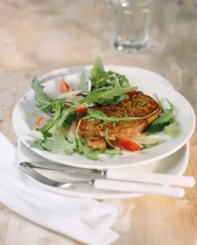 Салат из рукколы с холодным стейком и рокфором