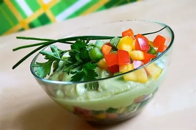 Суп из огурцов и авокадо