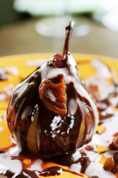 Груши с саке с теплым шоколадным соусом