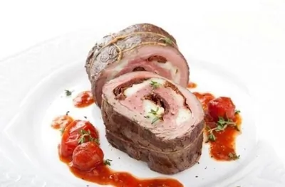 Стейки с боккончини и вялеными томатами