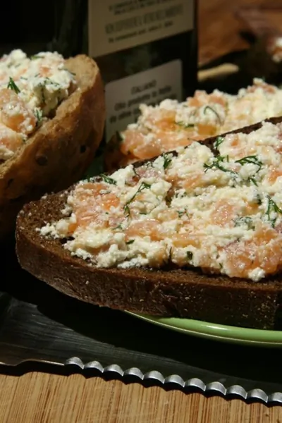 Слабосоленая семга с творогом и укропом