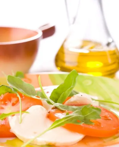 Моцарелла с помидорами и рукколой