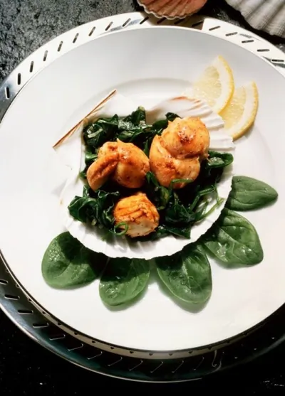 Гребешки с салатом пак-чой и кунжутом