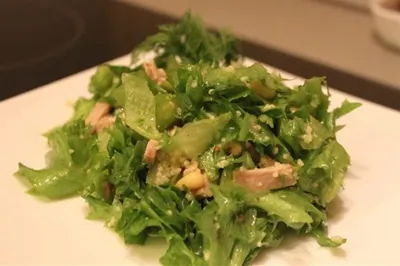 Салат из телятины с кускусом и кедровыми орешками