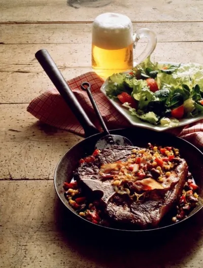 Стейк говяжий с розмарином и пюре из белой фасоли