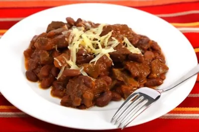 Телячьи отбивные с черной фасолью, мадерой и горчицей