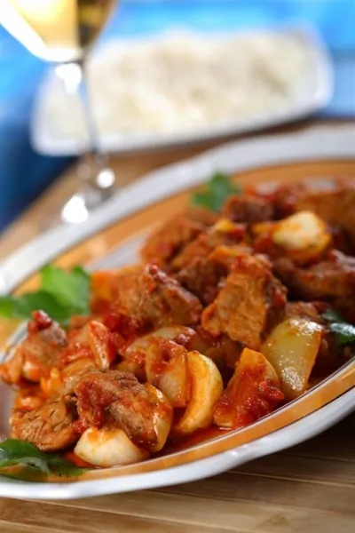 Тушеная телятина с яблоками, корицей и красным вином