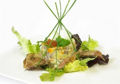 Оливье с рябчиками и раковыми шейками