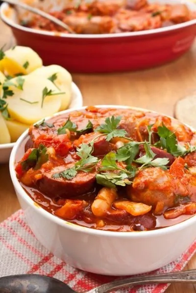 Гуляш с копчеными колбасками, фасолью и болгарским перцем
