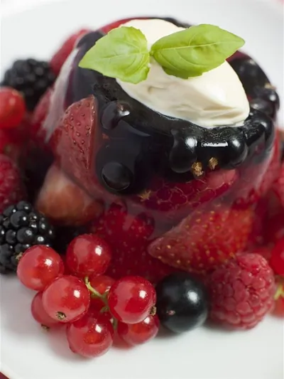 Ягоды в желе из шампанского