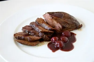 Свинина с сушеной вишней и красным вином