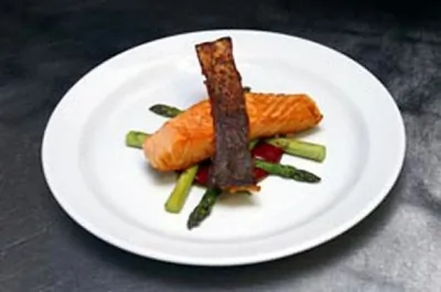 Норвежская семга с малиновым соусом и спаржей