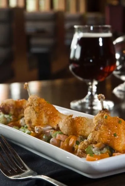 Соте из перепелок с белым вином и овощами