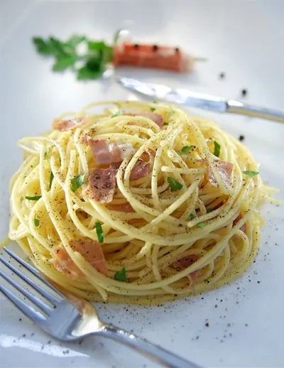 Макарони со сливочным соусом из трех сыров и панчетты