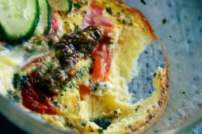 Омлет с сыром в чашке