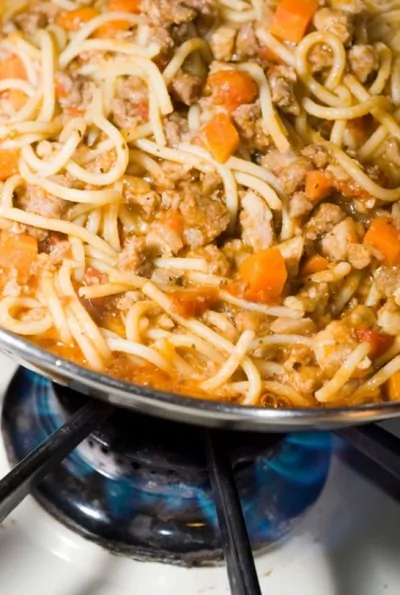 Паста со свиными сосисками с фенхелем