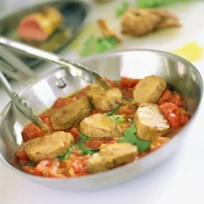 Соте из куриных грудок с томатами, маслинами и белым вином