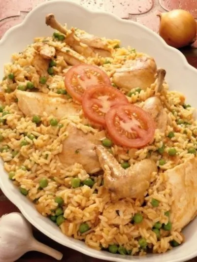 Куриные ножки с шафраном, рисом и зеленым горошком