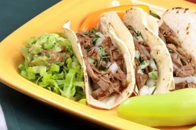 Говядина с какао, корицей и салатом