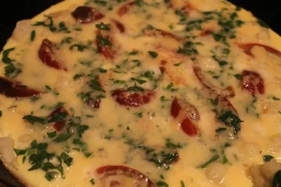 Омлет с цветной капустой, сыром фета и петрушкой