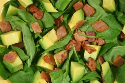 Салат с беконом и авокадо