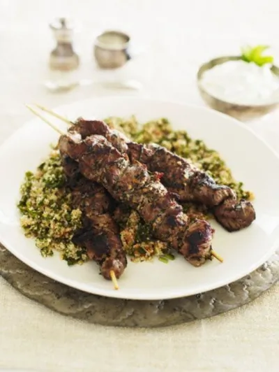 Кебабы из баранины и телятины с салатом из ризони