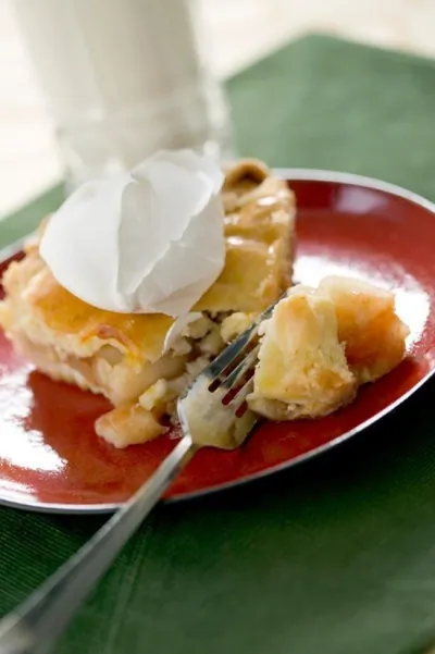 Имбирно-абрикосовый пирог с орехами и сливочной глазурью