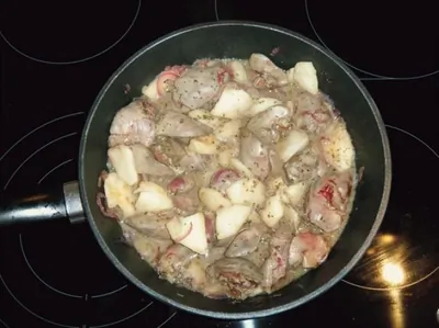 Куриная печень тушеная с яблоком и белым вином