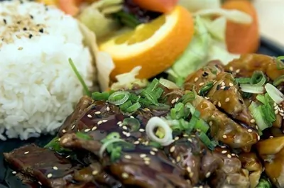 Говядина терияки с огуречным салатом