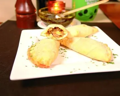 Эмпанадас с яйцами, ветчиной, оливками и чеддером