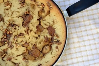 Банановый пирог с шоколадом и орехами