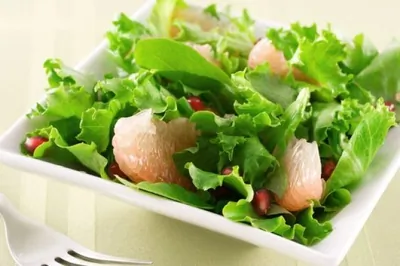 Латук с кресс-салатом, гранатом и жареным миндалем