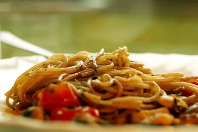 Спагетти с морепродуктами и помидорами черри