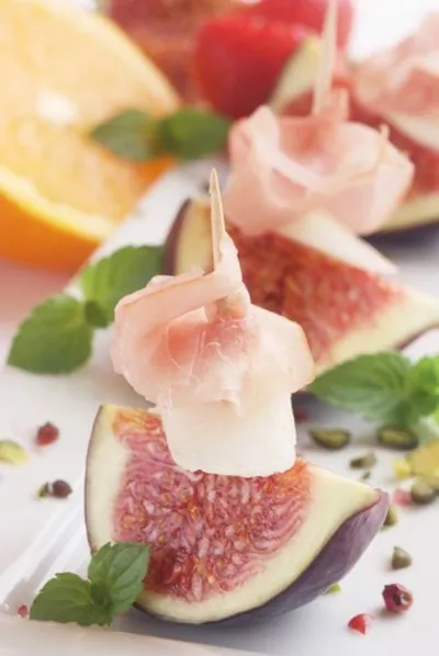 Черный инжир с козьим сыром, завернутый в прошутто