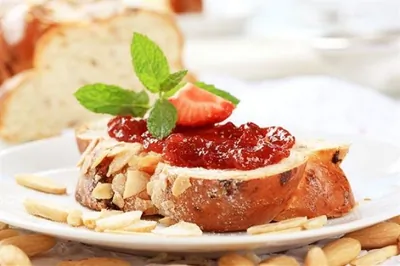 Миндальный пирожные с малиновым джемом