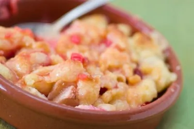 Пудинг с ревенем и клубникой