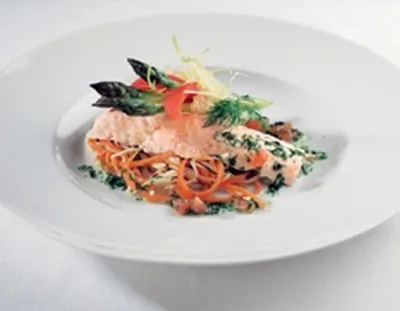 Норвежская семга на пару с овощами и томатно-укропным соусом