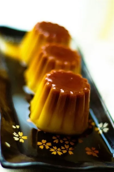 Крем-карамель с лимонной травой, чили, саке и анисом