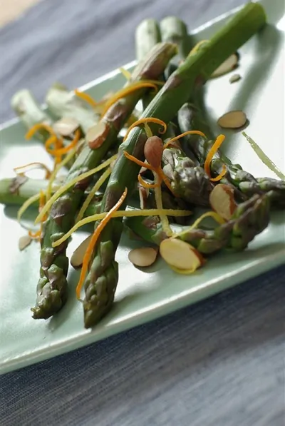 Спаржа с миндалем