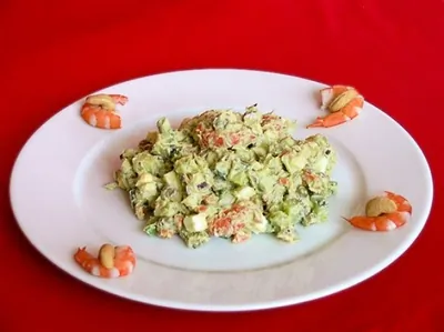 Оливье с креветками, авокадо и домашним майонезом