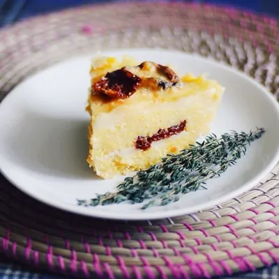 Полента с моцареллой, вялеными помидорами и пряными травами