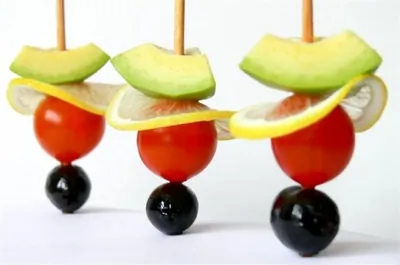 Овощные и фруктовые канапе с авокадо