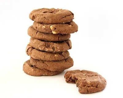 Шоколадное печенье с фундуком в потрескавшейся глазури