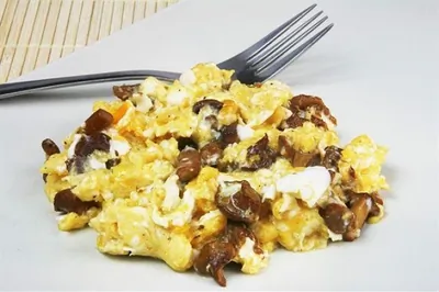 Омлет с белыми грибами, сыром грюйер и эстрагоном