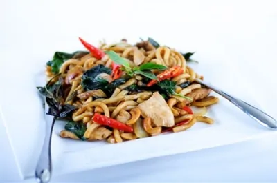 Жареная курица и лапша удон с чили, кориандром и имбирем