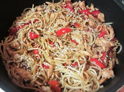 Жареные курица и креветки с лапшой соба и маринованным имбирем