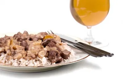 Жареная говядина с красным перцем, грибами, устричным соусом и рисом